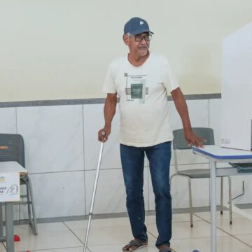 Mesmo com voto facultativo, idosos superam dificuldades para ir às urnas