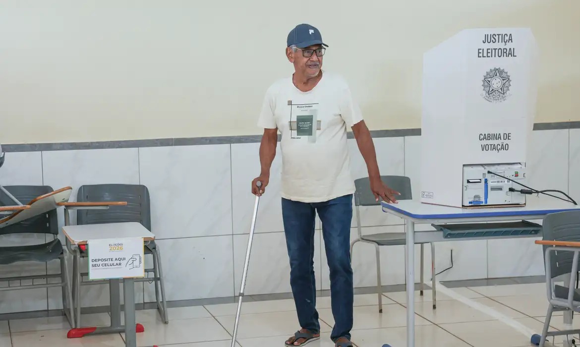 Mesmo com voto facultativo, idosos superam dificuldades para ir às urnas