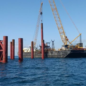 Baía de Todos-os-Santos recebe 15 estacas para nova etapa das obras da Ponte Salvador-Itaparica