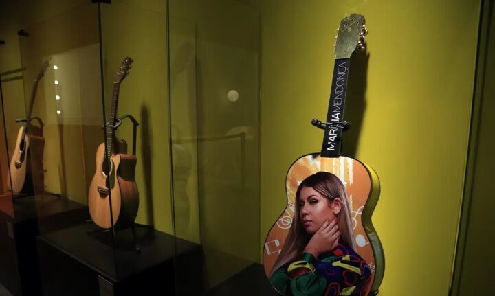 Exposição inédita sobre Marília Mendonça abre em São Paulo com objetos pessoais e registros raros