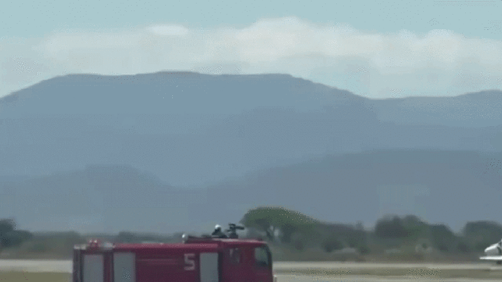 Avião da Embraer atinge zebra, e piloto faz pouso de emergência ‘de barriga’; vídeo