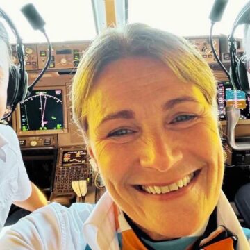 Família trabalha no mesmo voo: pai é comandante, filha é copiloto e mãe é comissária