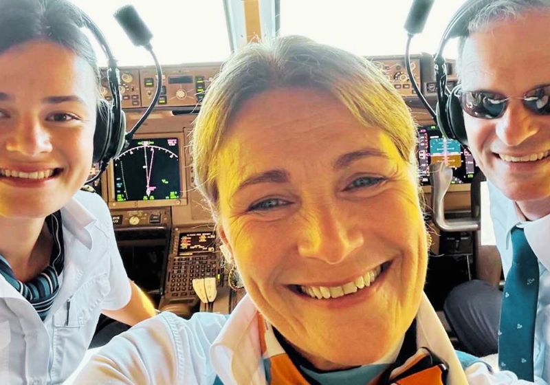 Família trabalha no mesmo voo: pai é comandante, filha é copiloto e mãe é comissária
