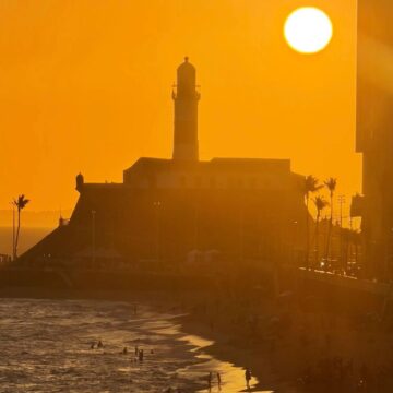Que espetáculo! Pôr do sol encanta no Farol da Barra, em Salvador; veja fotos