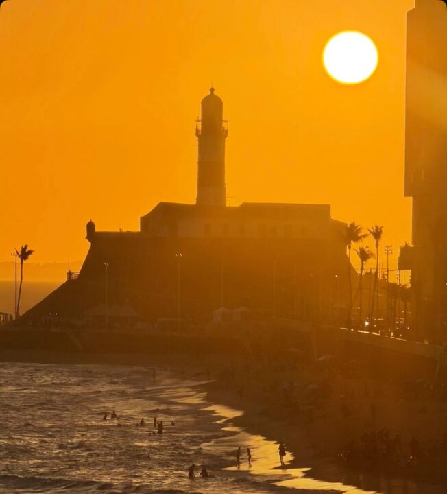 Que espetáculo! Pôr do sol encanta no Farol da Barra, em Salvador; veja fotos