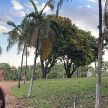 Aos 27 anos, influencer casada com milionário transforma fazenda de 60 hectares em refúgio com oito quartos e lago