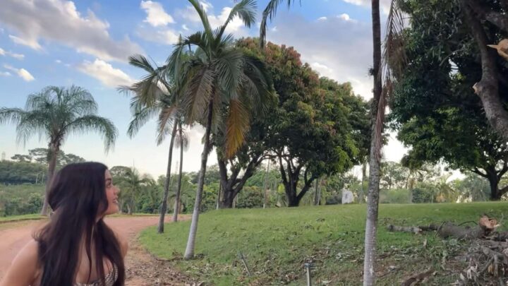 Aos 27 anos, influencer casada com milionário transforma fazenda de 60 hectares em refúgio com oito quartos e lago