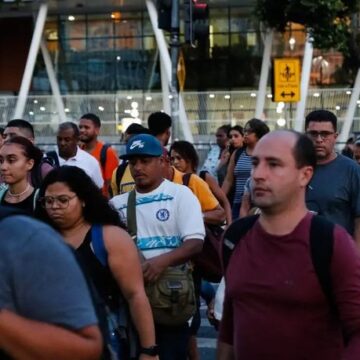 Desemprego cai para 5,2%, menor taxa para o terceiro trimestre desde 2012, aponta IBGE