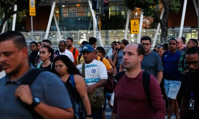 Desemprego cai para 5,2%, menor taxa para o terceiro trimestre desde 2012, aponta IBGE