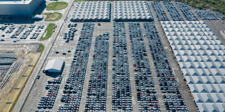 Dona de Fiat e Jeep admite fechar até duas fábricas na Argentina; veja quais modelos afetados