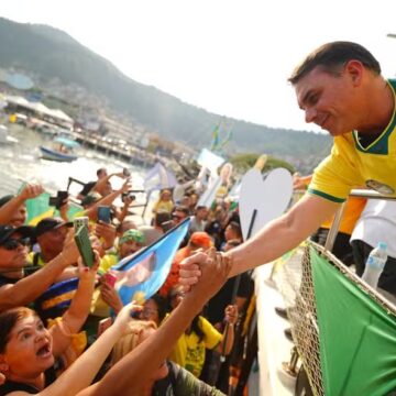 Justiça derruba liminar e libera entrega de título de cidadão soteropolitano a Flávio Bolsonaro