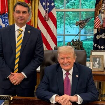 Trump ajudou Flávio Bolsonaro a fugir do Brasil e entrar nos EUA, diz New York Times
