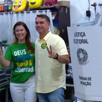 Flávio Bolsonaro chega cedo para votar em escola no Rio de Janeiro