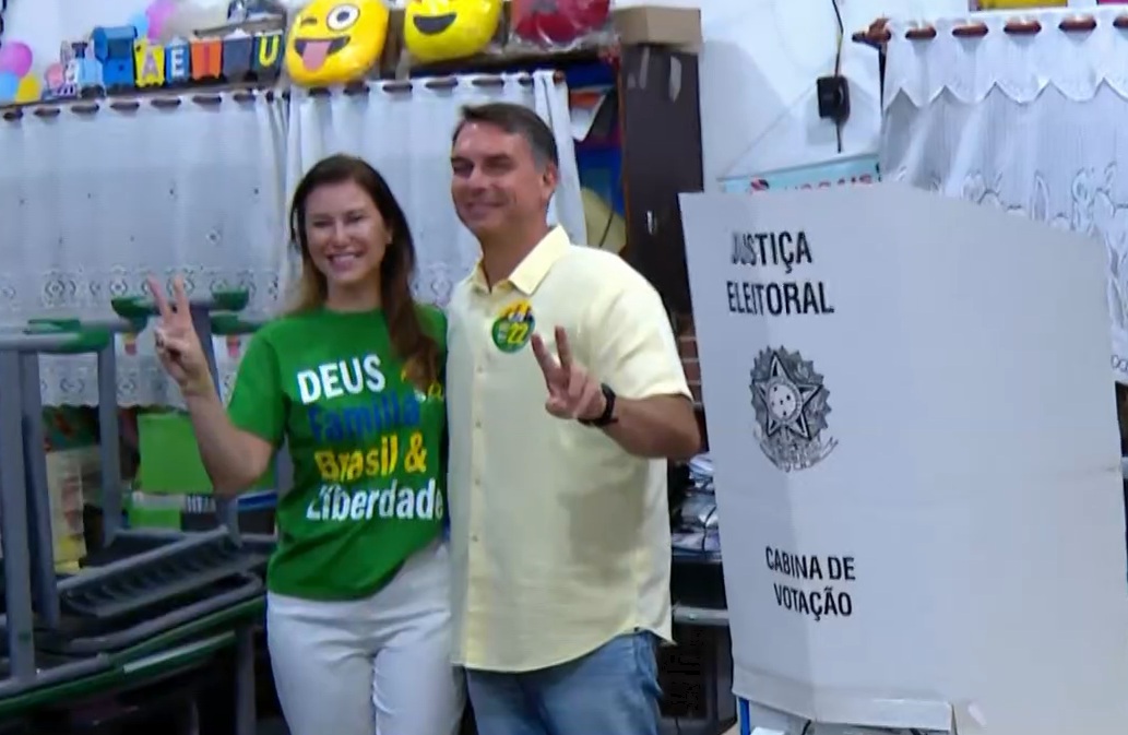 Flávio Bolsonaro chega cedo para votar em escola no Rio de Janeiro