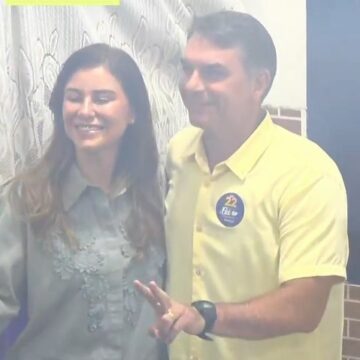 Flávio Bolsonaro chega cedo para votar em escola no Rio