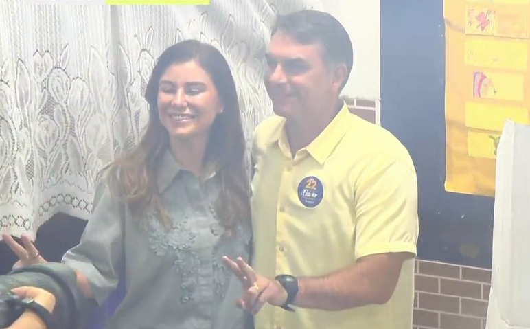 Flávio Bolsonaro chega cedo para votar em escola no Rio