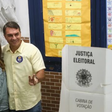 Flávio Bolsonaro chega cedo para votar em escola no Rio