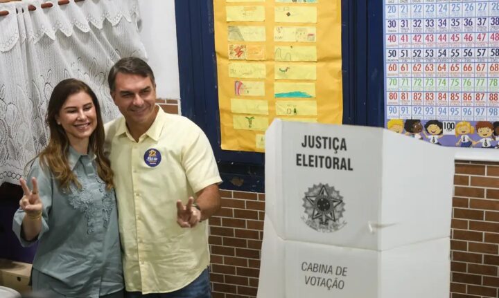 Flávio Bolsonaro chega cedo para votar em escola no Rio