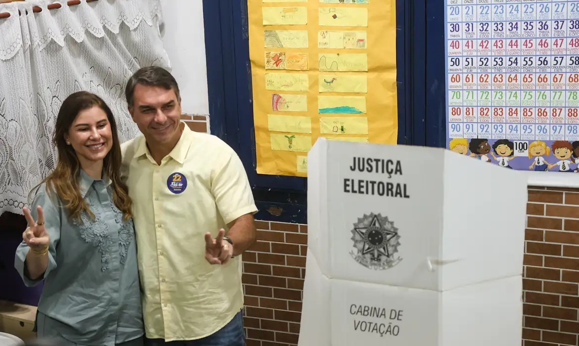 Flávio Bolsonaro chega cedo para votar em escola no Rio