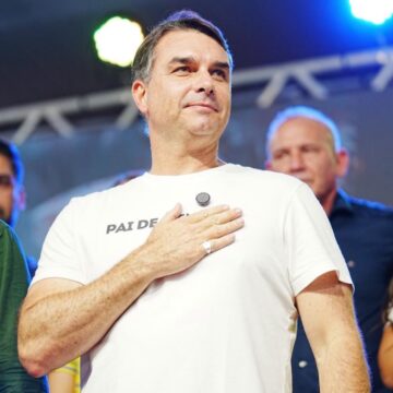 Moraes autoriza Flávio Bolsonaro a visitar o pai, preso em casa