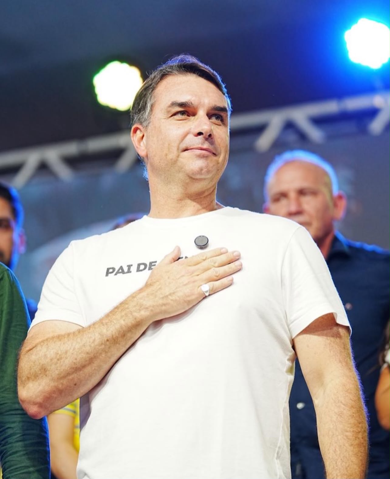 Moraes autoriza Flávio Bolsonaro a visitar o pai, preso em casa