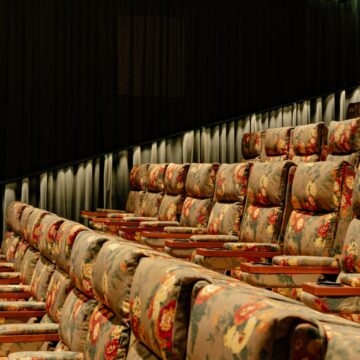 Novo cinema de rua em São Paulo tem projeto de Isay Weinfeld e poltronas floridas