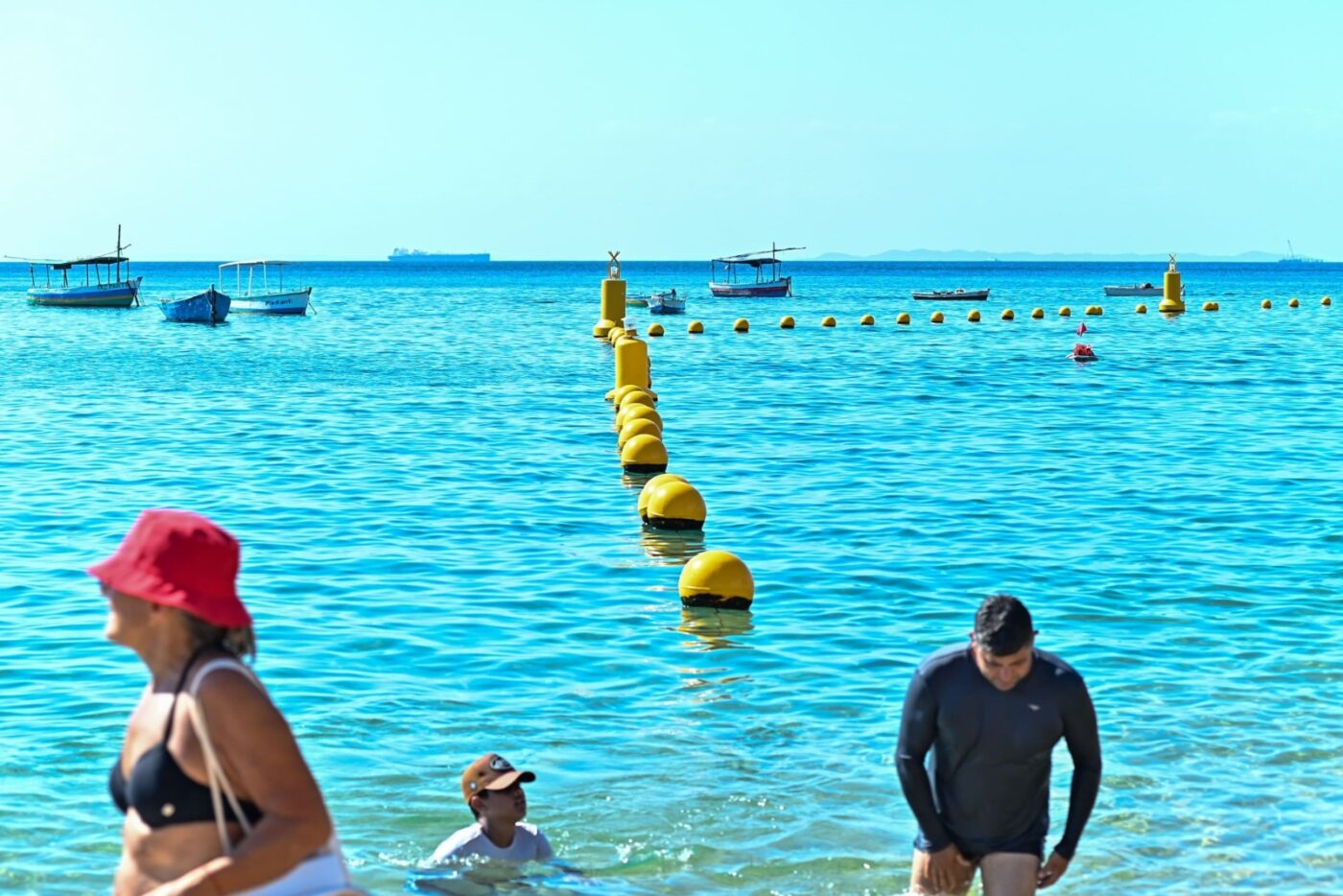 Boias de proteção completam um mês no Porto da Barra com aprovação de banhistas