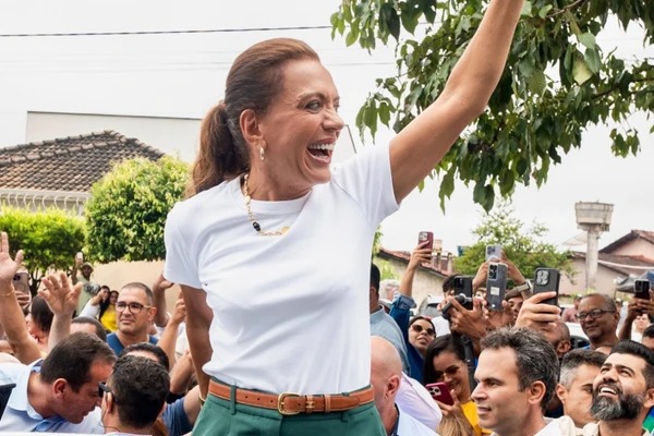 Esposa de candidato a presidente, baiana de Feira de Santana é eleita senadora com mais de um milhão de votos