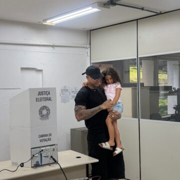 Léo Santana vota em Salvador ao lado da filha Liz e compartilha registro nas redes sociais