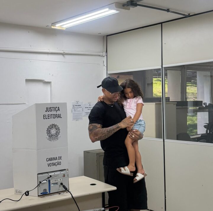 Léo Santana vota em Salvador ao lado da filha Liz e compartilha registro nas redes sociais