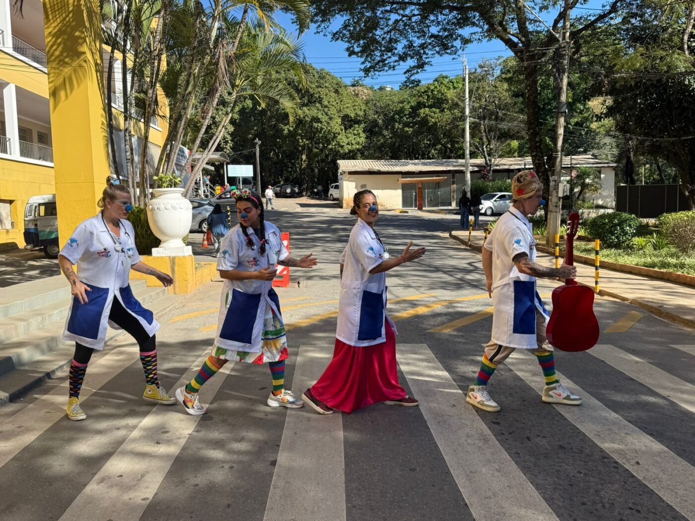 Hospitais de Salvador recebem projeto que leva alegria e acolhimento a pacientes em tratamento