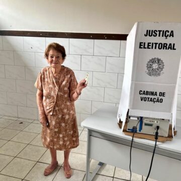 Aos 98 anos, idosa de cidade baiana faz questão de votar: ‘É um direito e uma alegria’