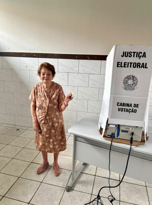 Aos 98 anos, idosa de cidade baiana faz questão de votar: ‘É um direito e uma alegria’