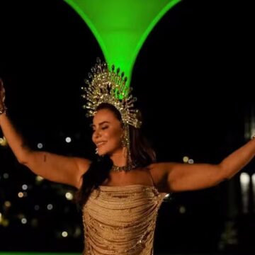 “Viver a experiência faz diferença”, diz Paolla Oliveira ao chegar à coroação na Imperatriz Leopoldinense