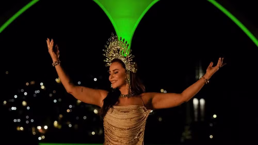 “Viver a experiência faz diferença”, diz Paolla Oliveira ao chegar à coroação na Imperatriz Leopoldinense
