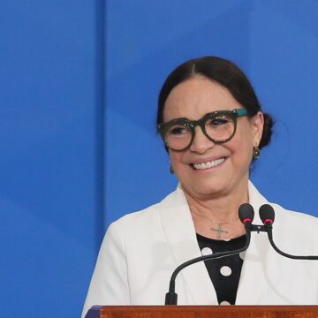 “Vai ficar por isso mesmo?”: Regina Duarte questiona resultado das eleições