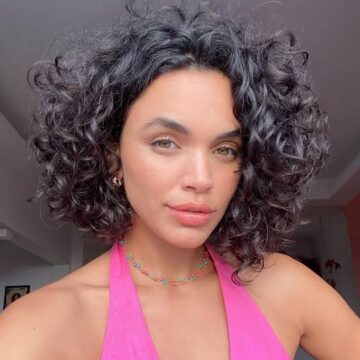 Giovana Cordeiro rebate críticas após reformar móvel de biquíni: ‘Se acostumem’
