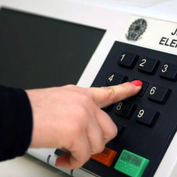 Brasileiros no exterior começam a votar para presidente nas Eleições 2026