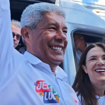 Governador Jerônimo Rodrigues vota em colégio em Brotas