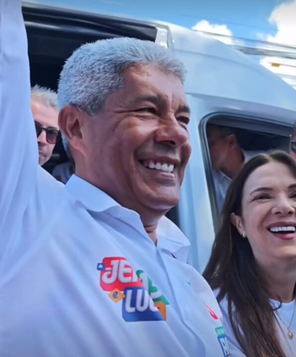 Governador Jerônimo Rodrigues vota em colégio em Brotas