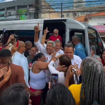 Governador Jerônimo Rodrigues chega para votar em colégio de Salvador