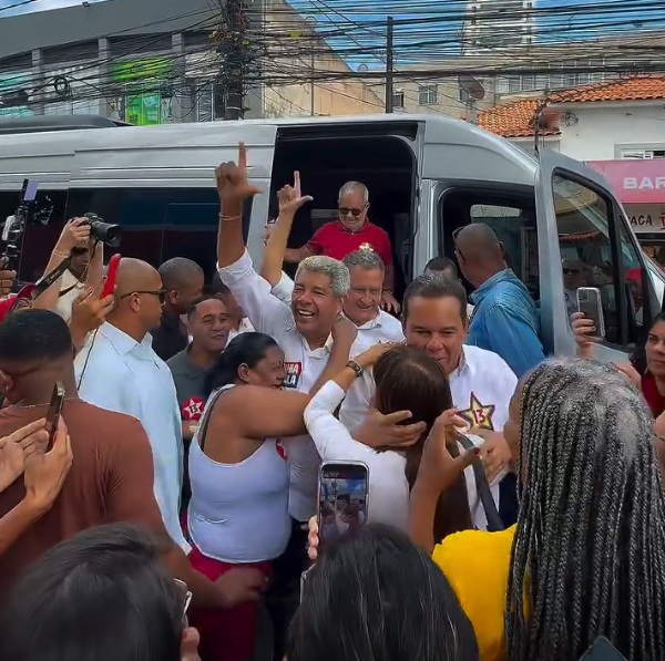 Governador Jerônimo Rodrigues chega para votar em colégio de Salvador