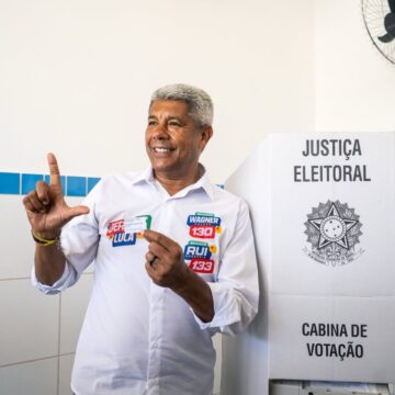 Governador Jerônimo Rodrigues vota em colégio em Brotas