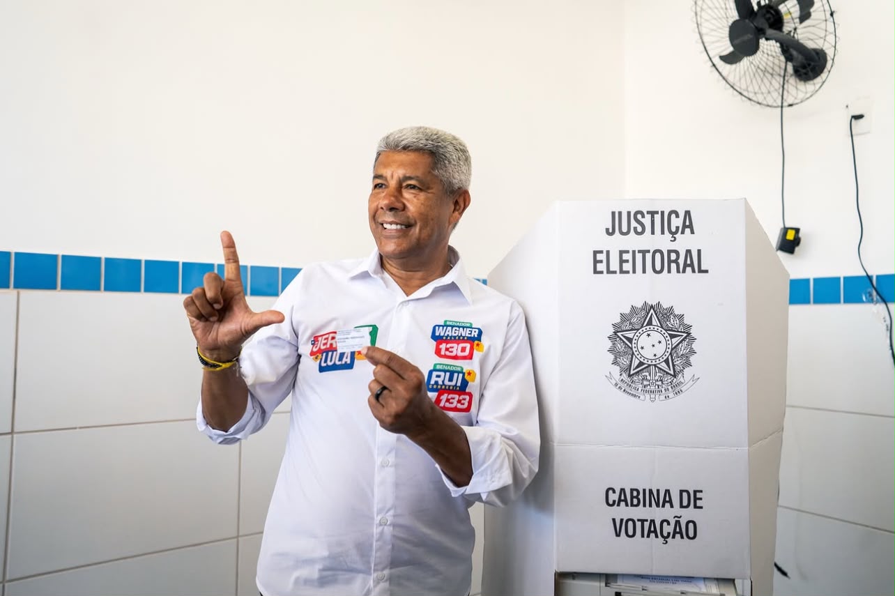 Governador Jerônimo Rodrigues vota em colégio em Brotas