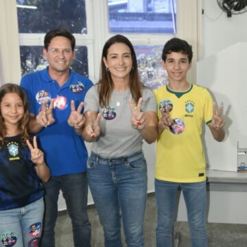 Após infarto, Roberta Roma vota ao lado da família em Salvador