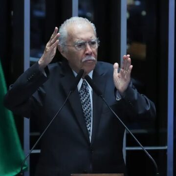 José Sarney passa por cirurgia abdominal aos 96 anos e permanece na UTI