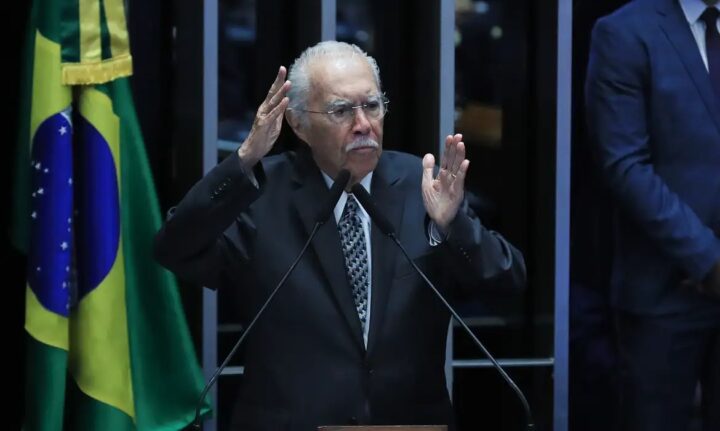 José Sarney passa por cirurgia abdominal aos 96 anos e permanece na UTI