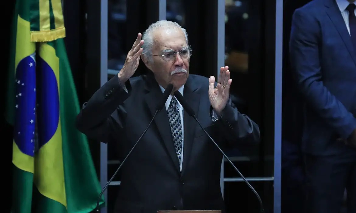 José Sarney passa por cirurgia abdominal aos 96 anos e permanece na UTI