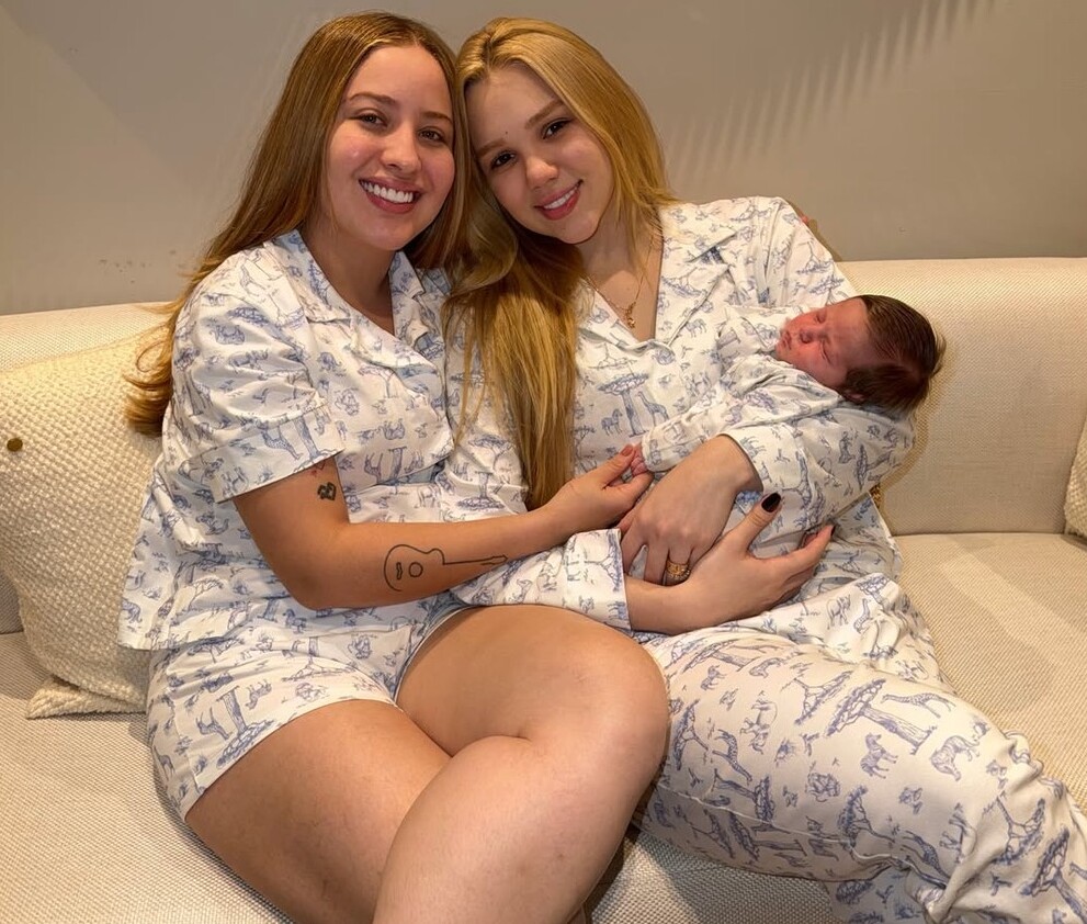 Mari Fernandez e Júlia Ribeiro surgem com a filha em cliques fofos de pijama: “Nossa noite em família”