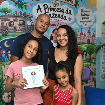 Aos 10 anos, estudante da rede municipal de Salvador lança livro que escreveu e ilustrou